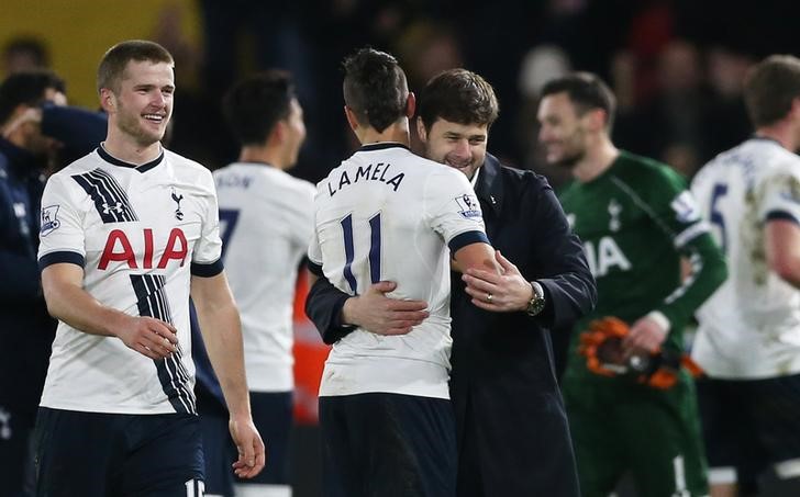 © Reuters. Pochettino puede llevar al Tottenham a ganar la Premier, dice Lamela