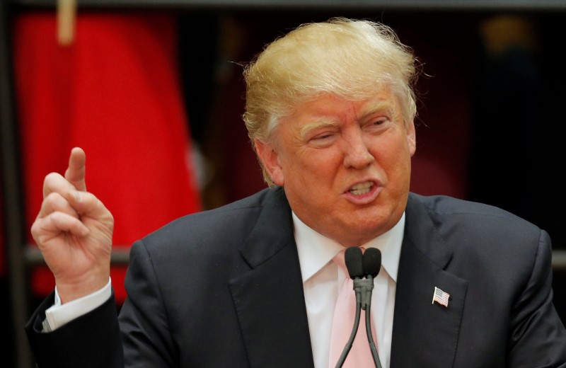 © Reuters. U.S. Republican presidential candidate Donald Trump gestures as he speaks during a campaign event in Radford