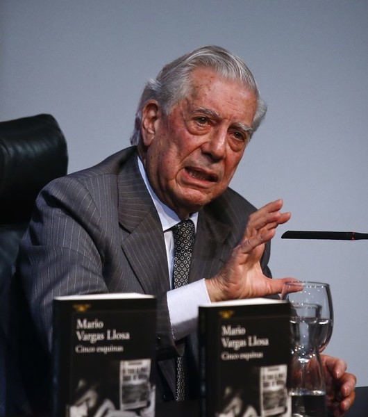 © Reuters. El Nobel de Literatura Vargas Llosa llama a Trump 