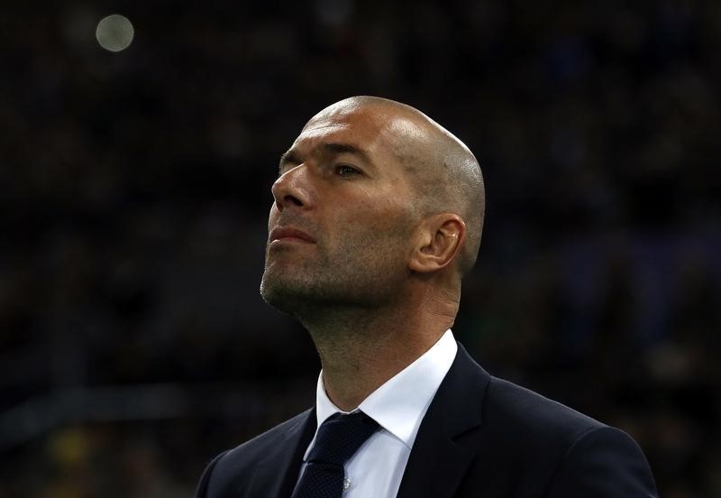 © Reuters. Zidane, obsesionado con sacar adelante al Madrid tras perder con el Atlético