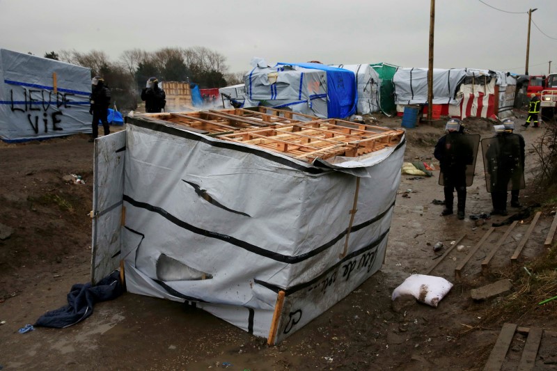 © Reuters. LE DÉMANTÈLEMENT DE LA PARTIE SUD DU CAMP DE CALAIS SE POURSUIT 