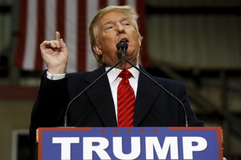 © Reuters. Trump holds a rally at Clemson University's livestock arena in Pendleton