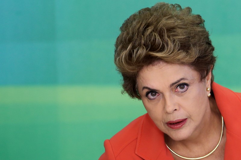 © Reuters. Brazil's President Dilma Rousseff attends a breakfast with journalists at the Planalto Palace in Brasilia