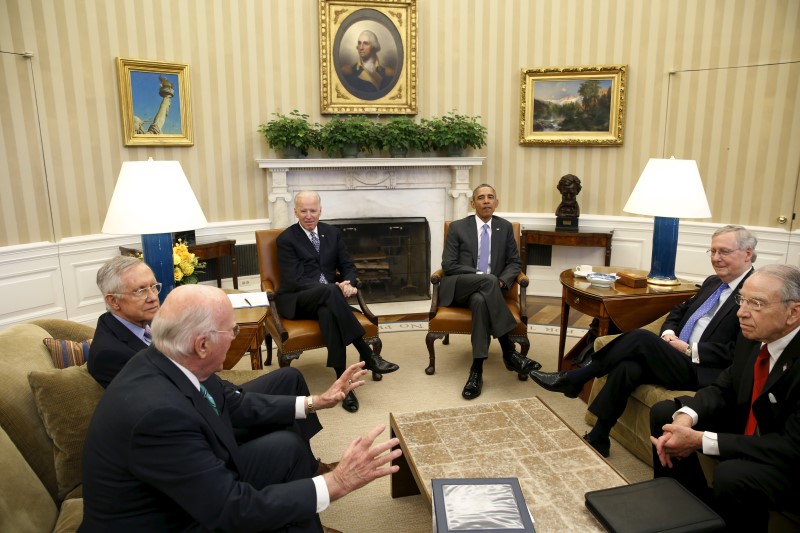 © Reuters. U.S. President Obama meets with the bipartisan leaders of the Senate to discuss the Supreme Court vacancy left by the death of Justice Scalia, at the White House in Washington