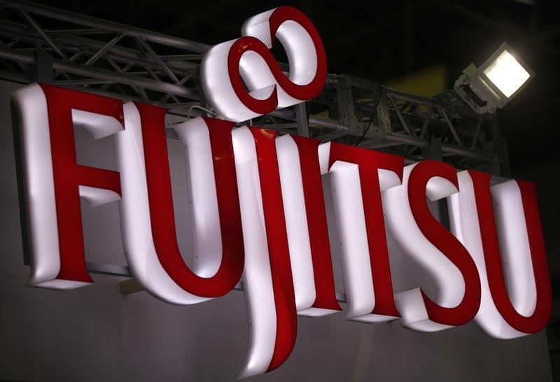 © Reuters. A logo of Fujitsu is pictured at a trade show for Japan's manufacturing industry in Tokyo