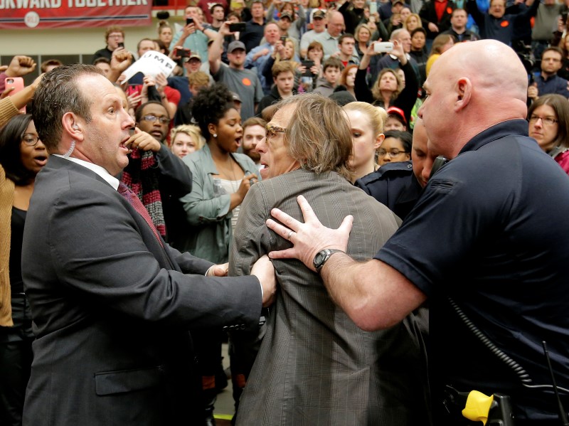 © Reuters. Photographer Christopher Morris is removed by security officials as U.S. Republican presidential candidate Donald Trump speaks during a campaign event in Radford