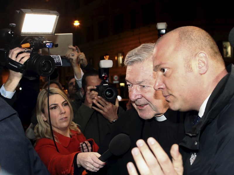 © Reuters. Australian Cardinal George Pell arrives at the Quirinale hotel in Rome, Italy