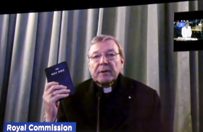 © Reuters. Still image of Australian Cardinal Pell seen on a screen via video link from Rome as he prepares to answer questions at Australia's Royal Commission into Institutional Response to Child Sexual Abuse in Sydney