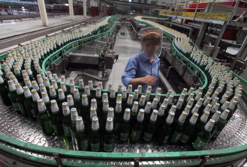 © Reuters. A labourer works at an assembly line in a factory of China Resources Snow Breweries Co Ltd in Lanzhou