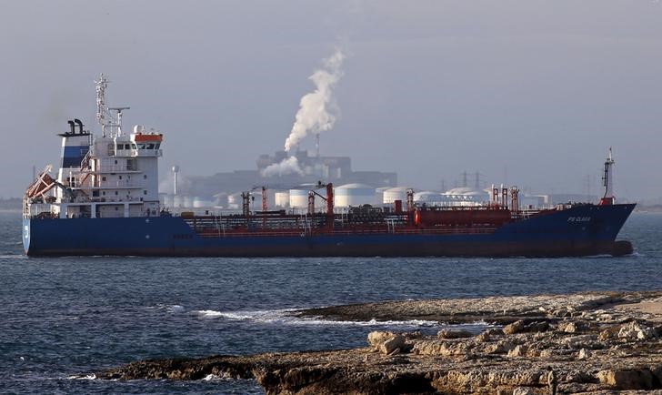 © Reuters. Нефтеналивной танкер у НПЗ DPFи завода ArcelorMittal близ Марселя