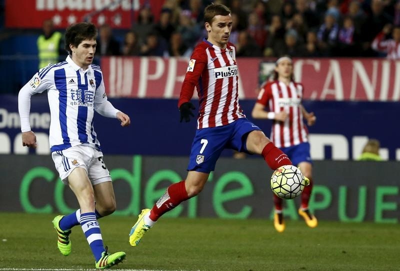 © Reuters. Atlético Madrid golea 3-0 a Real Sociedad y mantiene sus aspiraciones en la liga 