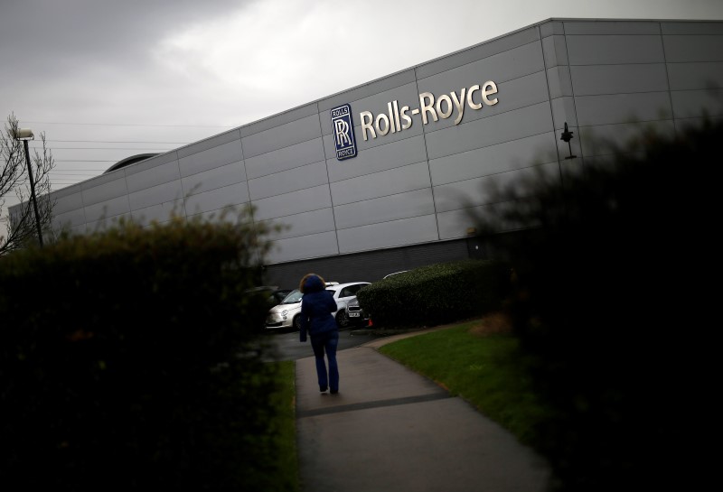 © Reuters. A worker walks into a Rolls Royce site in Derby