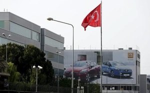© Reuters. مسؤول: استئناف الإنتاج في مصنع رينو بتركيا