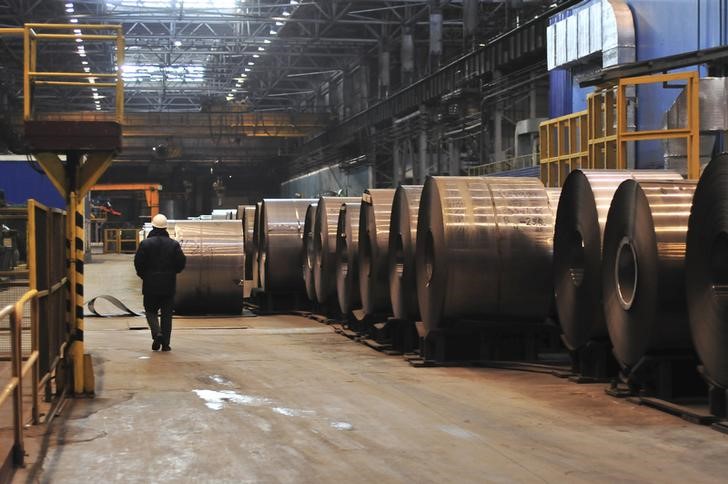 © Reuters. Рулоны холоднокатаной стали в цеху НЛМК