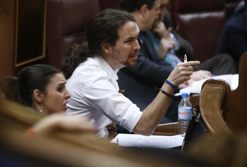 © Reuters. Iglesias acusa a Sánchez de rendirse a la oligarquía en un discurso implacable