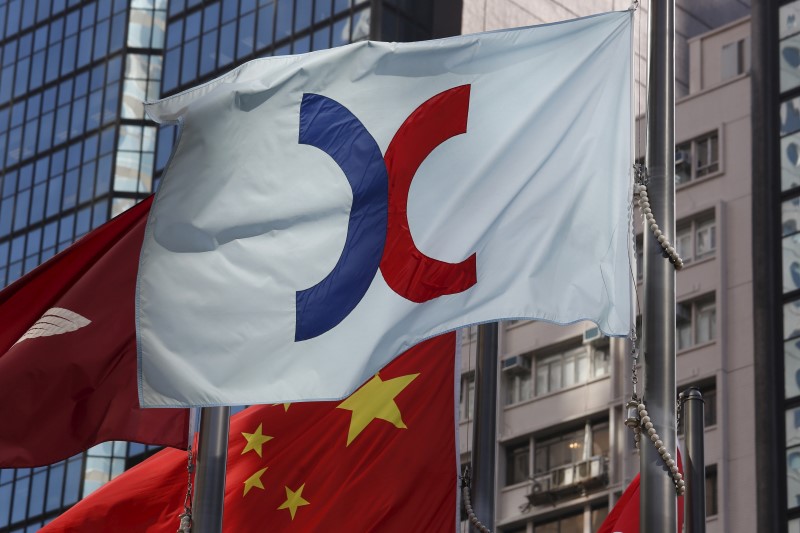 © Reuters. A flag of Hong Kong Exchanges and Clearing Ltd flies in front of a Chinese national flag, on the day the stock exchange operator announces their annual results in Hong Kong