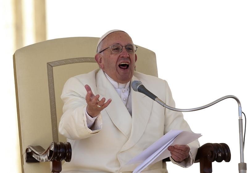 © Reuters. البابا يقول إن الكنيسة لا تريد "أموالا قذرة"