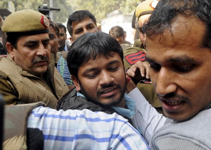 © Reuters. Kumar, head of the student union at Delhi's JNU, is escorted by police outside the Patiala House court in New Delhi