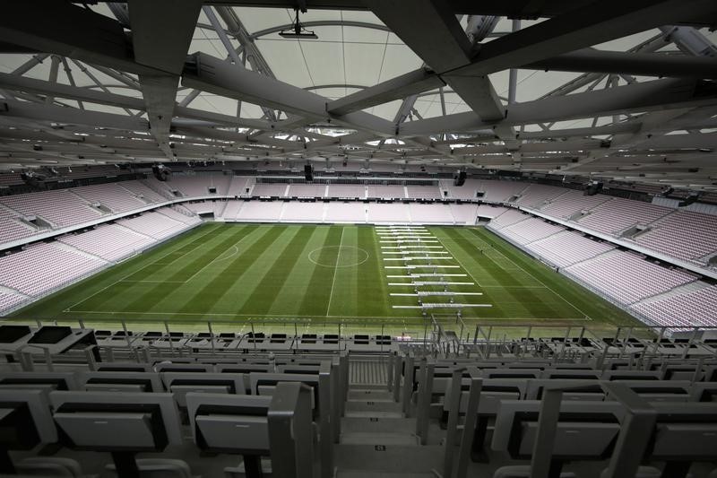 © Reuters. La Eurocopa de 2016 podría jugarse en estadios vacíos