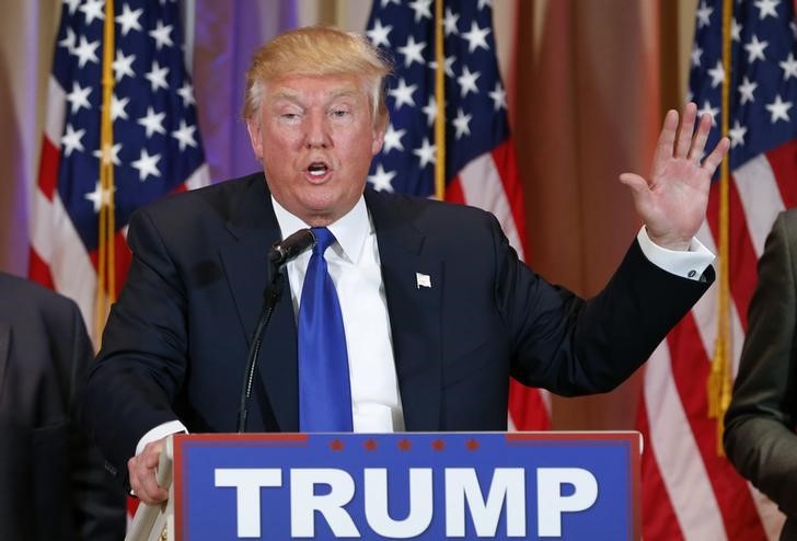 © Reuters. Republican U.S. presidential candidate Donald Trump speaks about the results of Super Tuesday primary and caucus voting during a news conference in Palm Beach