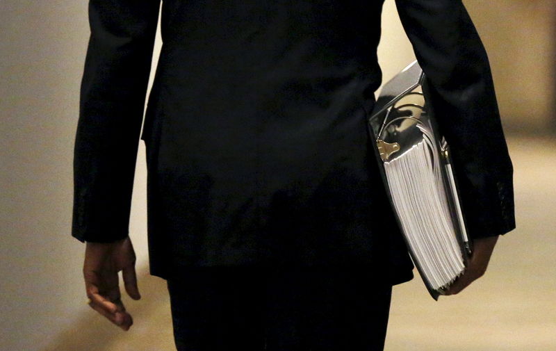 © Reuters. U.S. President Barack Obama carries a binder containing material on potential Supreme Court nominees as he walks towards the residence of the White House in Washington