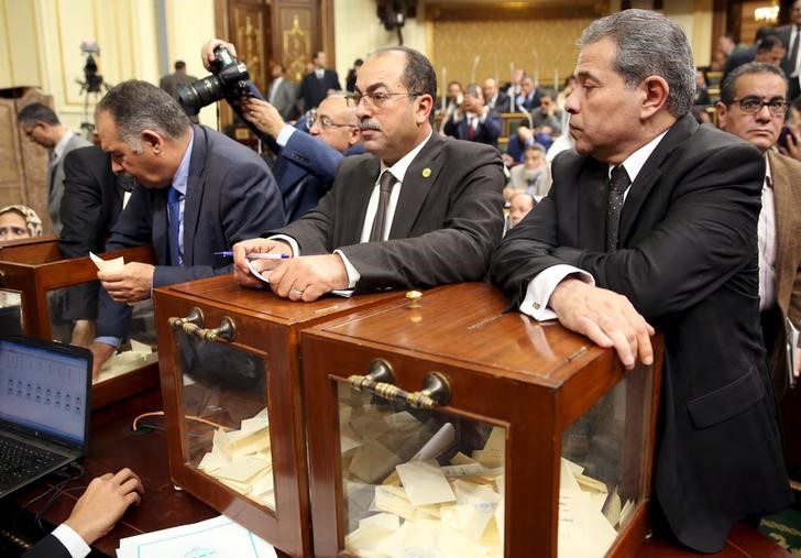© Reuters. البرلمان المصري يسقط عضوية نائب بعد لقائه بسفير إسرائيل