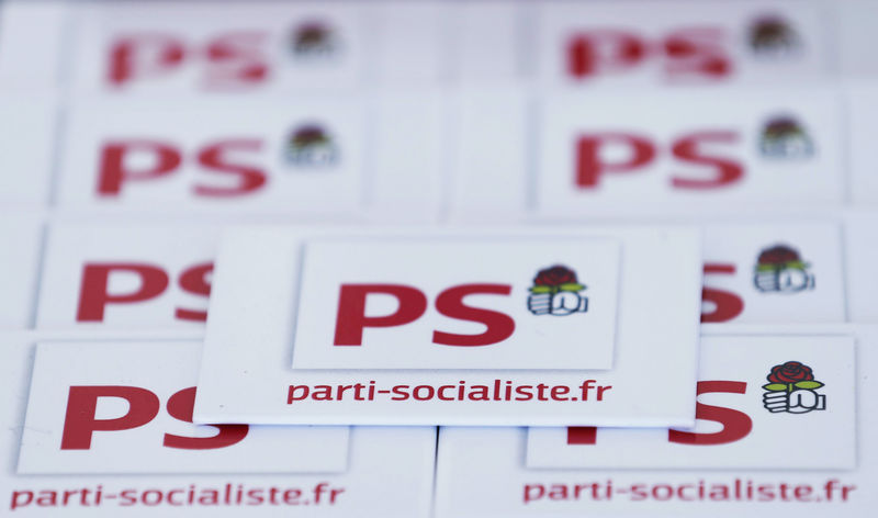 © Reuters. File photo of magnets with the logo of French Socialist party displayed during the opening of the three-day Socialist Party Congress in Poitiers