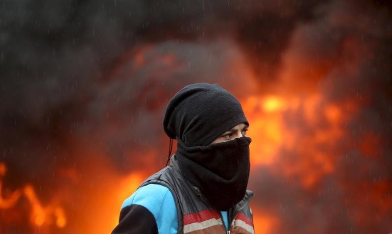 © Reuters. فلسطينيون يستخدمون بنادق بدائية الصنع في تصعيد للعنف