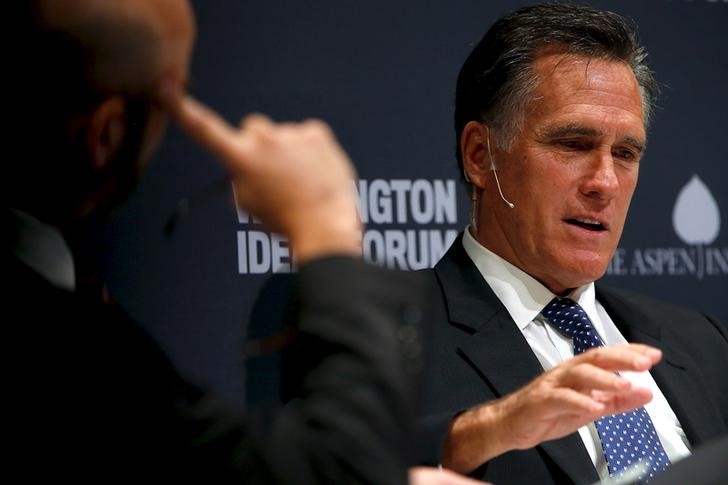 © Reuters. Romney takes part in an onstage interview with Bennet at the Washington Ideas Forum in Washington