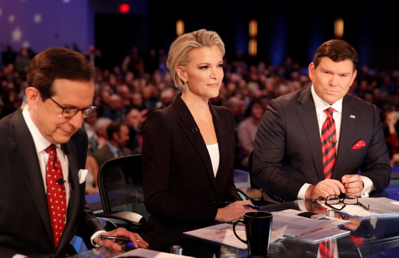 © Reuters. Fox News Channel anchors and debate moderators Wallace, Kelly and Baier begin the debate held by Fox News for the top 2016 U.S. Republican presidential candidates in Des Moines