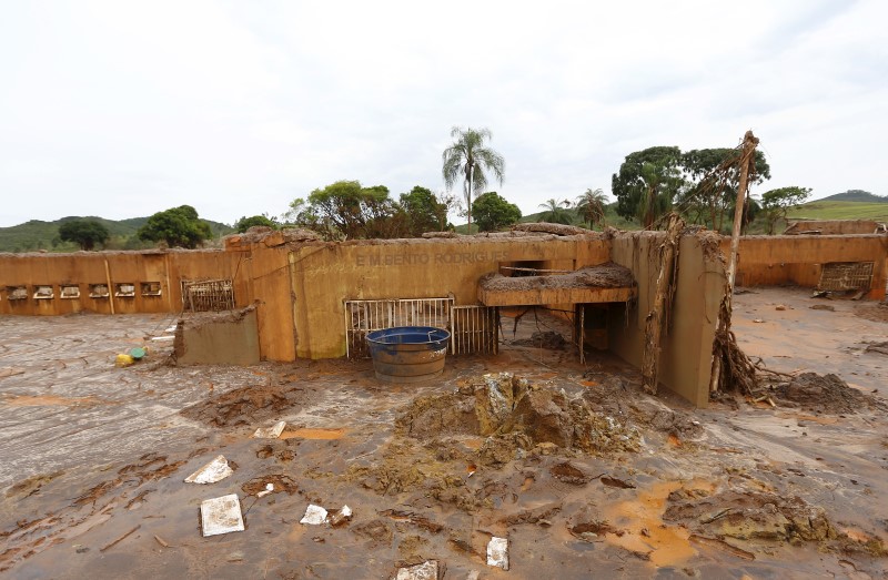 © Reuters. The debris of the municipal school of Bento Rodrigues district which was covered with mud after a dam, owned by Vale SA and BHP Billiton Ltd burst, are pictured in Mariana