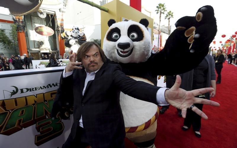 © Reuters. Jack Black posa ao lado de um mascote do personagem que ele interpreta, Po, no lançamento da animação"Kung Fu Panda 3"em Hollywwokd, Califórnia 