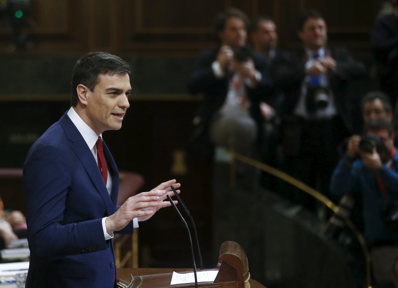 © Reuters. Spain's Socialist Party (PSOE) leader Pedro Sanchez gestures during an investiture debate at parliament in Madrid