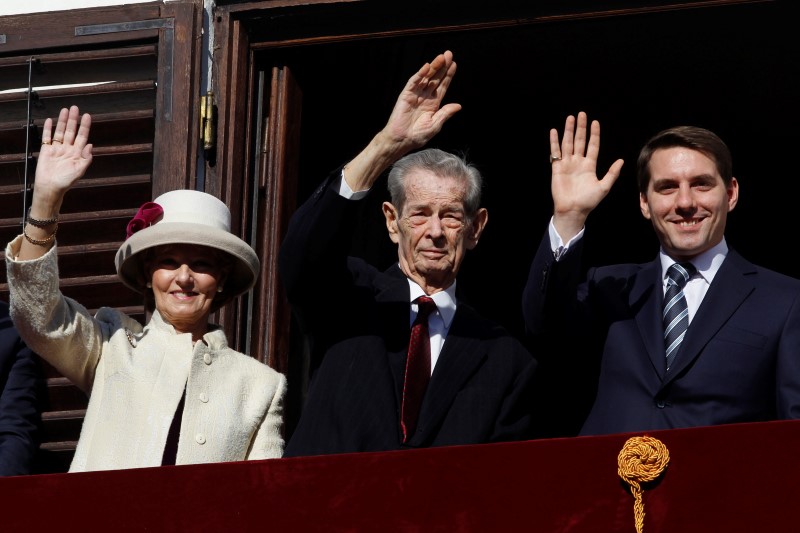 © Reuters. Romania's former King Michael accompanied by his daughter Princess Margareta and his nephew Prince Nicolae waves during a ceremony celebrating both his 92nd birthday and his name day at Elisabeta Palace in Bucharest