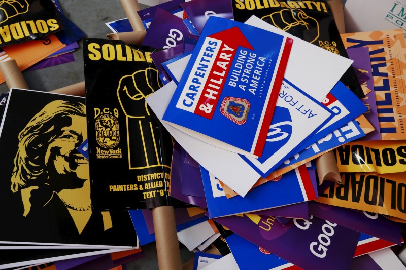 © Reuters. Signs lie on the ground before the arrival of supporters to an event with U.S. presidential candidate and former Secretary of State Hillary Clinton as she campaigns for the 2016 Democratic presidential nomination in New York