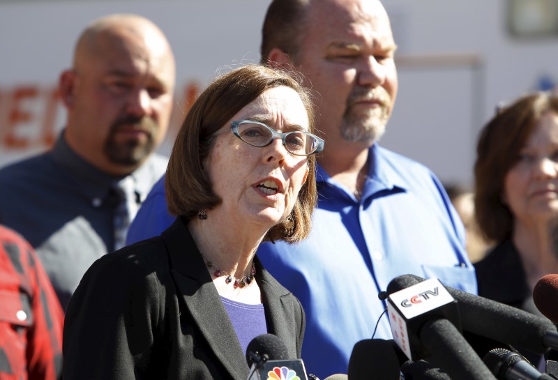 © Reuters. Oregon Governor Kate Brown speaks at news conference following a mass shooting at Umpqua Community College in Roseburg Oregon