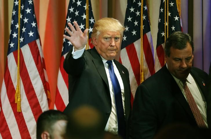 © Reuters. Republican U.S. presidential candidate Donald Trump waves at the conclusion of a Super Tuesday news conference in Palm Beach