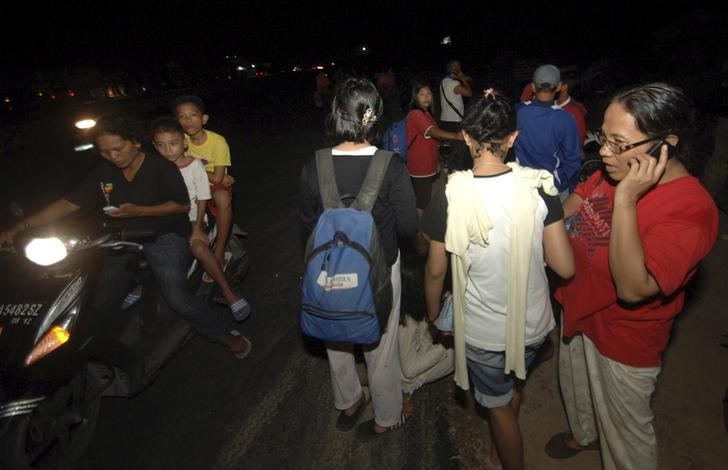© Reuters. هزات إرتدادية تضرب اندونيسيا عقب زلزال قوي والسلطات تدعو للهدوء