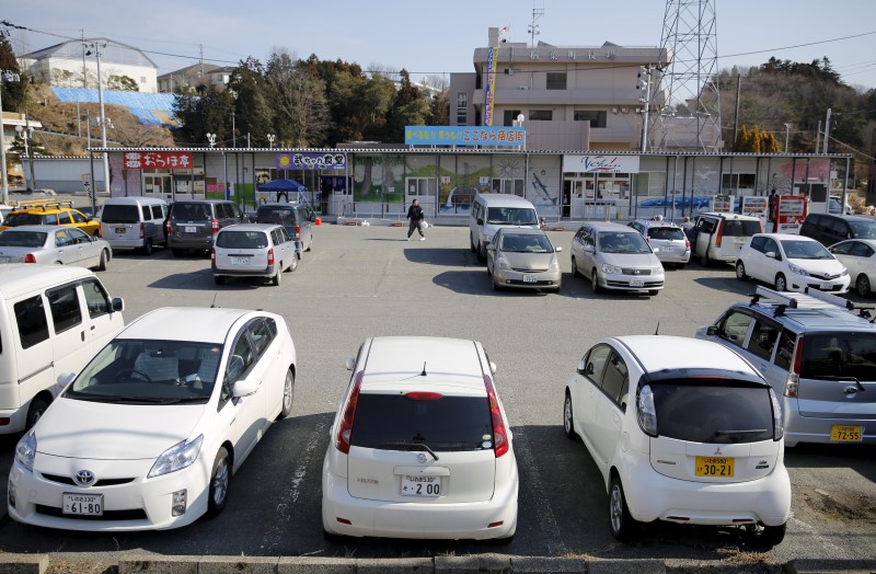 © Reuters. Two restaurants and a supermarket housed in temporary buildings in Naraha