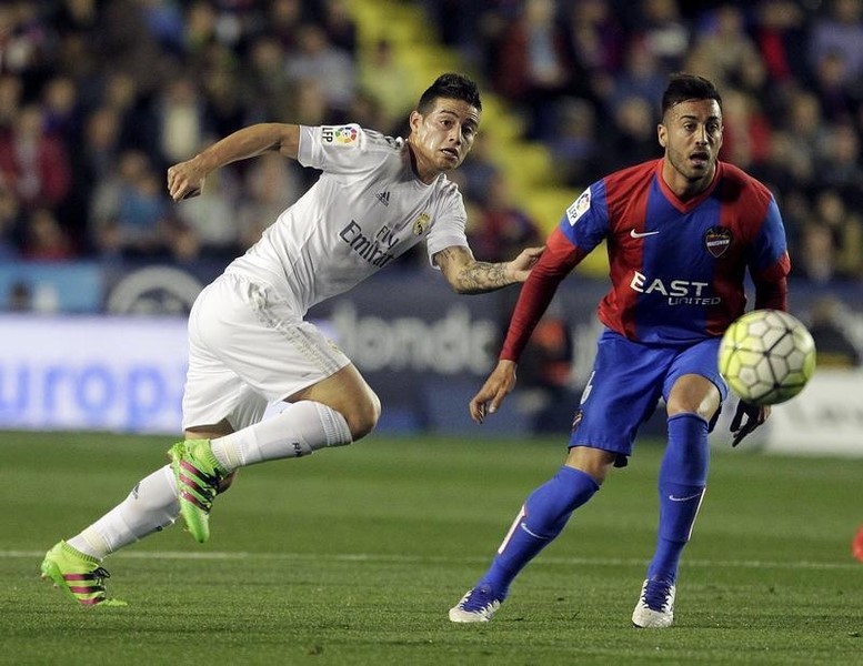 © Reuters. El Real Madrid gana y se queda a 9 puntos del líder Barcelona en la Liga
