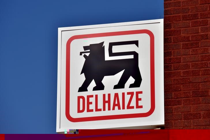 © Reuters. AHOLD DIT POURSUIVRE LE PROCESSUS DE FUSION AVEC DELHAIZE