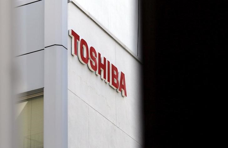 © Reuters. Логотип Toshiba Corp на здании в Токио