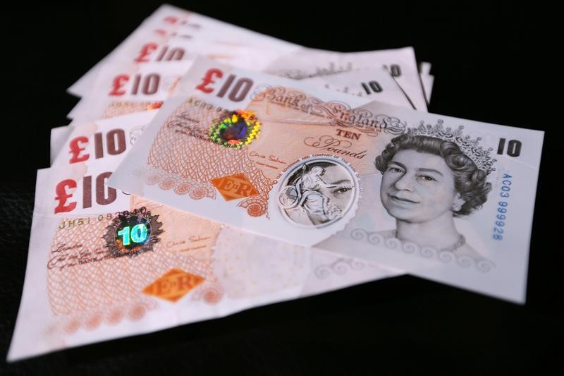 © Reuters. Sample polymer ten GB pound banknotes are seen on display at the Bank of England in London