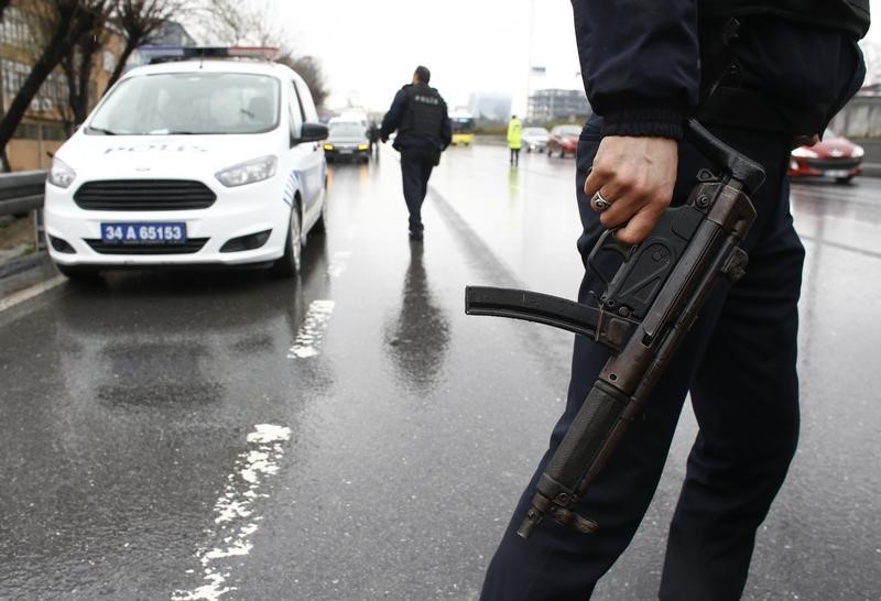 © Reuters. مقتل امرأتين هاجمتا مركزا للشرطة في اسطنبول