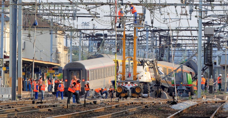 © Reuters. LA SNCF CONTESTE LE RAPPORT DES EXPERTS SUR L'ACCIDENT DE BRÉTIGNY