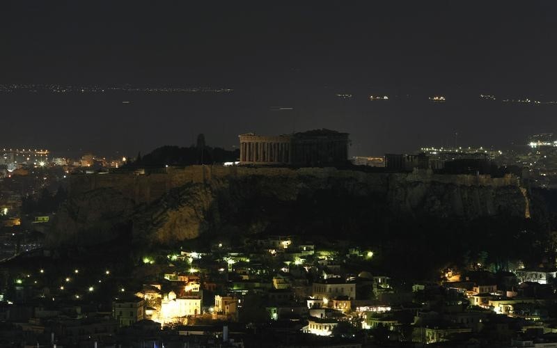© Reuters. Hill of Acropolis is pictured during Earth Hour in Athens