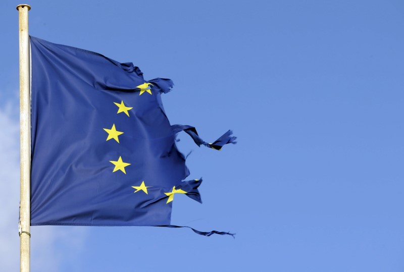 © Reuters. A torn European flag flies in Bordeaux