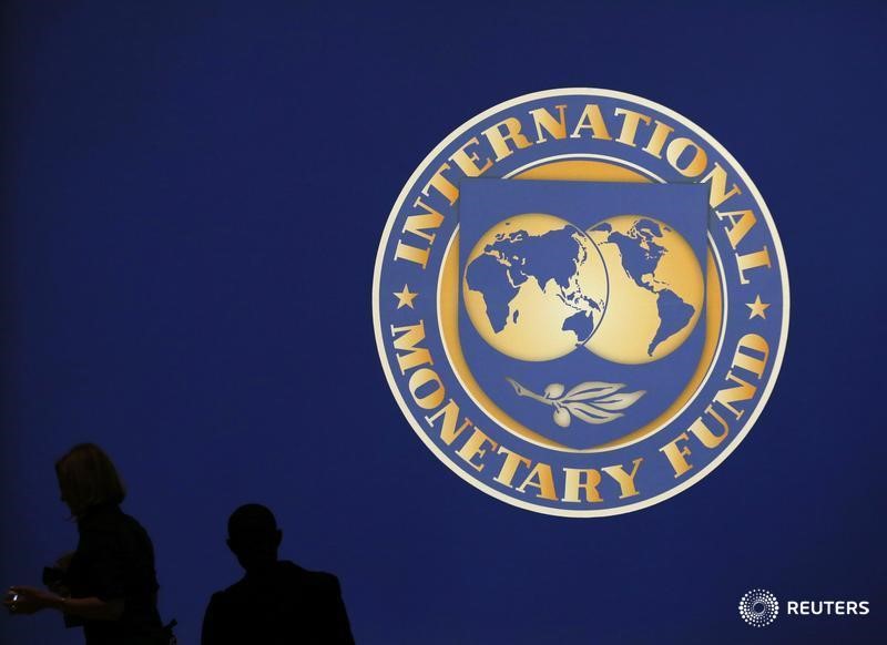 © Reuters. Логотип МВФ в Токио