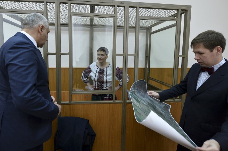 © Reuters. Rusia somete a una piloto ucraniana a un juicio mediático, dice su abogado