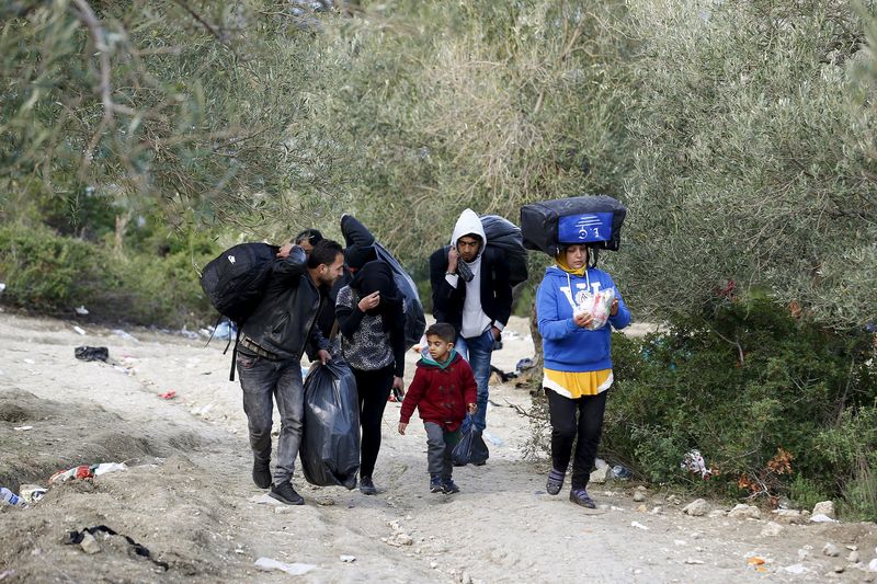 © Reuters. A Syrian refugee family leave a beach close to Turkish coastal town of Dikili, Turkey, following a failed attempt of crossing to the Greek island of Lesbos